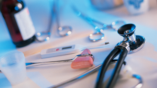 ¿Qué debo tener en cuenta al seleccionar material médico para mi práctica?